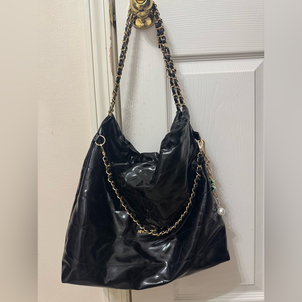 ANOETIC Black Quilted Bag with Gold Chain